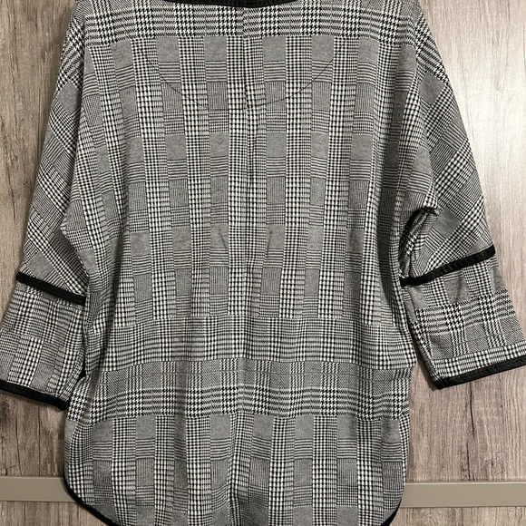 Ladies Max Studio 3 quarter sleeve top with black faux leather trim, Size M - Picture 4 of 7